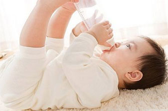 为求“放心奶”14个月宝宝喝遍全球奶粉